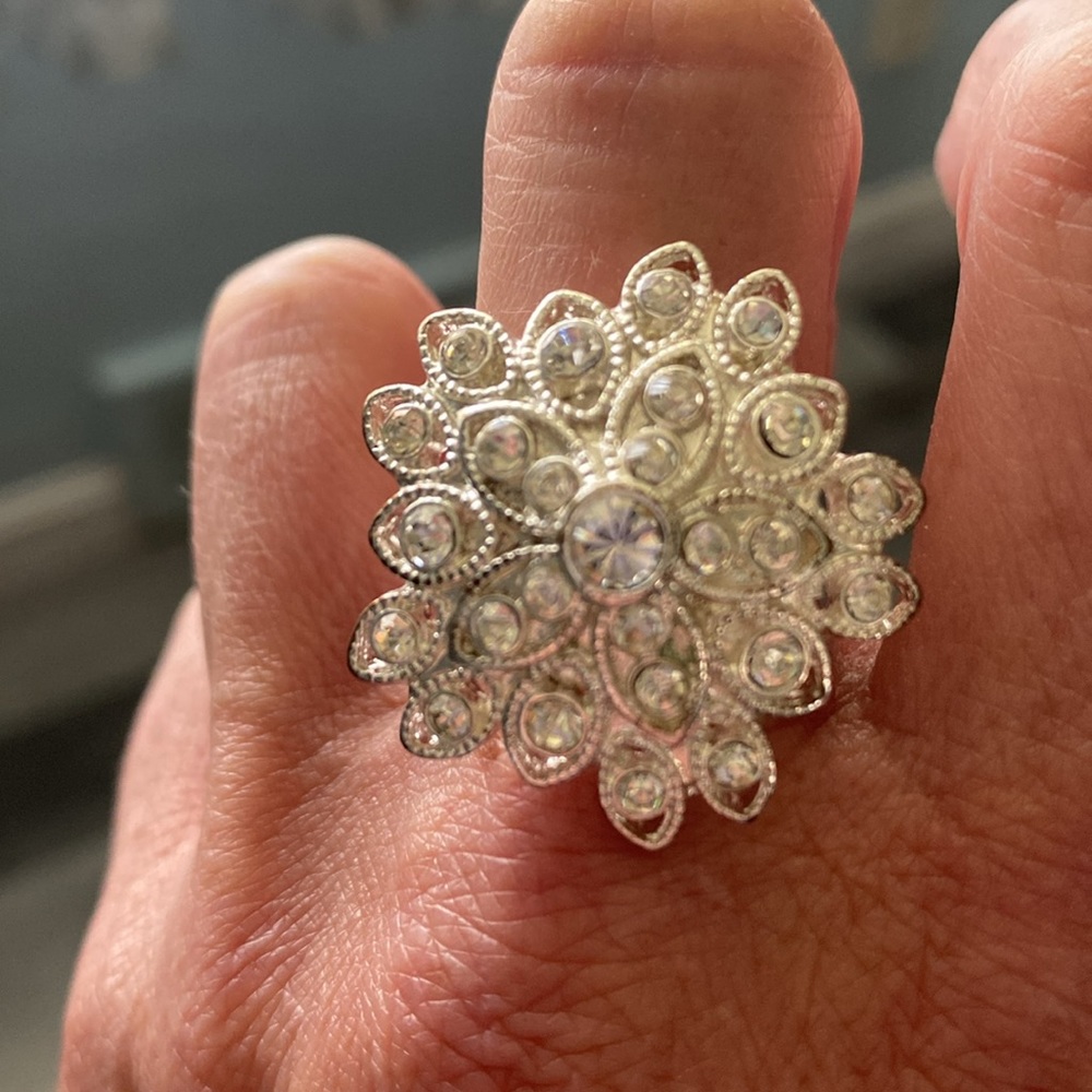Silver Flower Starburst Rhinestone Ring Size 9 New - Picture 7 of 8